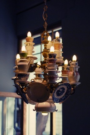 teacup teetassen upcycling reuse lampenschirm artistically teacups kerze schoenstricken lampki zyrandole lampy architectureartdesigns ebu saucers inspiracje northwalesinteriors