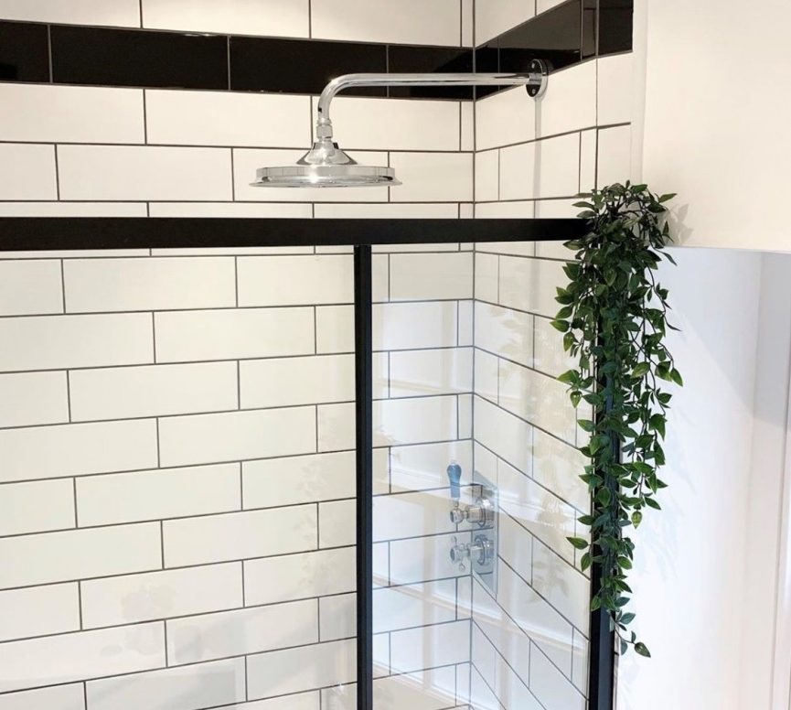 Plants In A Basket - 5 Botanical Looks For Your Bathroom - Ivy Plant Drapping Over Shower