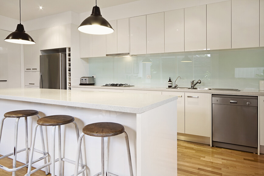 Light modern kitchen. Glass splashback
